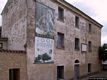 Nuoro: la casa natale di Grazia Deledda che ospita il Museo Deleddiano fotografata qualche anno fa quando era esposto il grande manifesto illustrativo