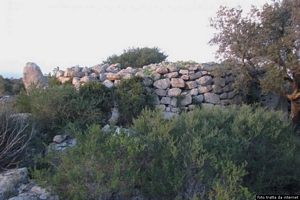Nuoro-resti del nuraghe Sa Pedra longa con il menhir presente accanto ad esso Nuoro-resti del nuraghe Sa Pedra longa con il menhir presente accanto ad esso