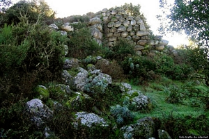 Nuoro-Villaggio di Noddule: resti del nuraghe Noddule