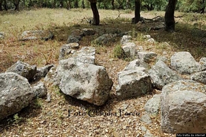 Nuoro-Villaggio di Noddule: resti della tomba di giganti Nuoro-Villaggio di Noddule: resti della tomba di giganti