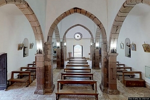 Nuoro-Lollove: interno della chiesa di Santa Maria Maddalena verso il portale di ingresso Nuoro-Lollove: interno della chiesa di Santa Maria Maddalena verso il portale di ingresso
