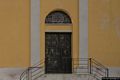 Onanì: chiesa parrocchiale dedicata al Sacro Cuore di Gesù: il portale di Pinuccio Sciola Onanì: chiesa parrocchiale dedicata al Sacro Cuore di Gesù: il portale di Pinuccio Sciola