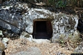 Orgosolo-Necropoli di Sa lhopasa detta anche di Salhopasa: ingresso della tomba visto dall’esterno