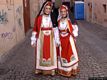 Oristano-donne del paese che indossano il costume tradizionale Oristano-donne del paese che indossano il costume tradizionale
