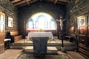 Orosei-Chiesa di San Gavino Martire: interno verso il presbiterio