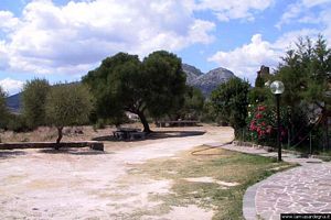 Orosei-Chiesa campestre di Santa Lucia: aree attrezzate nel cortile interno