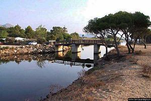 Orosei-Il ponticello sullo stagno retrodunale qui chiamato stagno di Su Petrosu