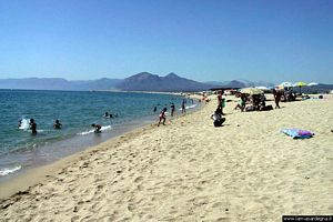 Orosei-La spiaggia di Marina di Orosei e veduta dei monti verso Dorgali