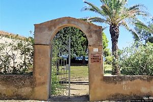 Orosei-Ingresso alla piccola chiesa di Santa Maria 'e Mare