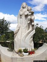 Orosei-Chiesa di Santa Maria 'e Mare: statua della Madonna nel giardino