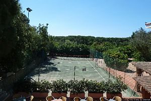 Orosei-Cala Ginepro: Campo da tennis del Residence Sa Mattanosa