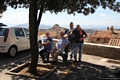 Orune-Il gruppo di persone che ci aveva dato le indicazioni per andare a visitare la Casa Murgia