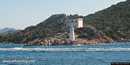 Palau-nuovo fanale e dietro di esso il vecchio faro di Capo d’Orso