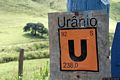 Cartello che segnala la presenza di uranio vicino al Poligono militare