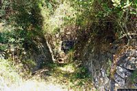 Perdasdefogu-Miniera di nuraghe San Pietro: imbocco principale della miniera chiuso con un cancello metallico Perdasdefogu-Miniera di nuraghe San Pietro: imbocco principale della miniera chiuso con un cancello metallico