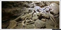 Perdasdefogu-Foto del rinvenimento di scheletri nella grotta Tueri