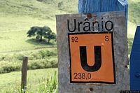 Cartello che segnala la presenza di uranio vicino al Poligono militare