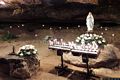 Pimentel-Statua della Madonna di Lourdes portata nella grotta