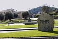 Pompu-La grande pietra scolpita che indica l’ingresso nell’abitato di Pompu