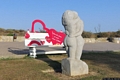 Porto Torres-La scultura L’Abbraccio davanti alla panchina dell’amore