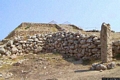 Porto Torres-Altare di Monte d’Accoddi: menhir di fronte all’altare