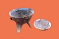 Reperti rinvenuti nelle capanne di Monte d’Accoddi: il vaso a tripode di terracotta con accanto la ciotola Reperti rinvenuti nelle capanne di Monte d’Accoddi: il vaso a tripode di terracotta con accanto la ciotola