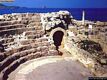 Scavi di Nora-teatro romano in una foto di qualche anno fa quando non erano ancora presenti le sedie oggi utilizzate per assistera agli spettacoli