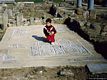 Scavi di Nora: la casa dell’atrio tetrastilo con un bambino sui bei pavimenti a mosaico