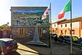 San Nicolò d’Arcidano: il Monumento ai caduti con sul retro il murale