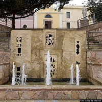 Santadi-La fontana in piazza Guglielmo Marconi