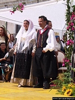 Santadi-Matrimonio Mauritano: gli sposi sul palco dove si celebrerà il matrimonio