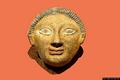 Sant’Antioco-La placchetta votiva in terracotta a forma di volto umano del quinto secolo avanti Cristo (Museo di Cagliari)