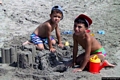 Sant’Antioco: bambini sulla spiaggia di Maladroxia