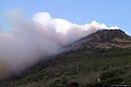 Sant’Antioco-Incendio a Coaquaddus-fumo dell’incendio sulla montagna alle spalle della spiaggia di Coaquaddus