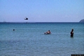 Sant’Antioco-Incendio a Coaquaddus: elicottero militare della base di Capo Teulada che fa rifornimento tra i bagnanti