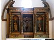 Sedilo: chiesa parrocchiale di San Giovanni Battista: altare ligneo con al centro il Cristo crocifisso Sedilo: chiesa parrocchiale di San Giovanni Battista: altare ligneo con al centro il Cristo crocifisso