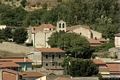 Senis-La chiesa parrocchiale di San Giovanni Battista vista dal basso