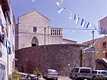 Sennori: chiesa parrocchiale di San Basilio Magno dietro il bastione granitico di dubbio gusto