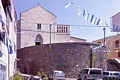 Sennori-La chiesa parrocchiale di San Basilio Magno dietro il bastione granitico di dubbio gusto