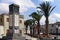 Senorbì: la piazza della chiesa con il Monumento ai Caduti Senorbì: la piazza della chiesa con il Monumento ai Caduti