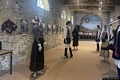 Settimo San Pietro-Casa Dessy: esposizione davanti al murale dipinto sulla parete interna del magazzino