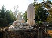 Seulo: il monumento in memoria dei caduti in guerra nei giardini della piazza Aldo Moro