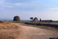 Silanus-Verso il nuraghe e la chiesa di Santa Sarbana