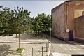 Sindia-La piazza della resistenza e sulla destra l’edificio con il bel murale di Pina Monne