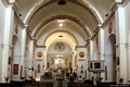 Sindia-chiesa parrocchiale della Madonna del Rosario: interno verso il presbiterio