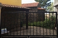 Sindia-chiesa di San Pietro Apostolo: ingresso del cortile dove si trova la chiesa