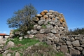 Sindia-nuraghe Sa Mandra de Sa Giua: veduta laterale Sindia-nuraghe Sa Mandra de Sa Giua: veduta laterale