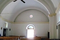 Siniscola-La Caletta: interno della chiesa di Nostra Signora di Fatima verso il portale di ingresso Siniscola-La Caletta: interno della chiesa di Nostra Signora di Fatima verso il portale di ingresso