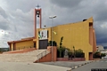 Sinnai-chiesa parrocchiale di Sant’Isidoro: facciata con alla destra la statua di don Giovanni Bosco