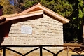 Sinnai-Vecchia Caserma della Forestale: la lapide commemorativa Sinnai-Vecchia Caserma della Forestale: la lapide commemorativa